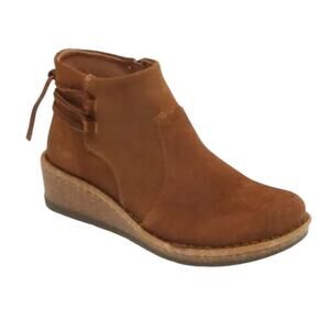 NWOT Born Viana Leather Wedge Brown Distressed Booties - 10M